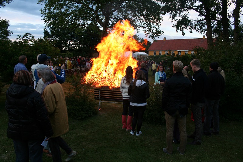 Stemningsfuld Skt. Hans i præstegårdshaven