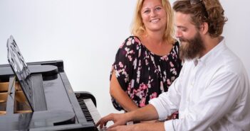 Melodi Grand Prix fællessang, foredrag og quiz