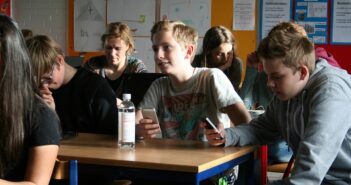 6. klasse laver spil i dansktimerne