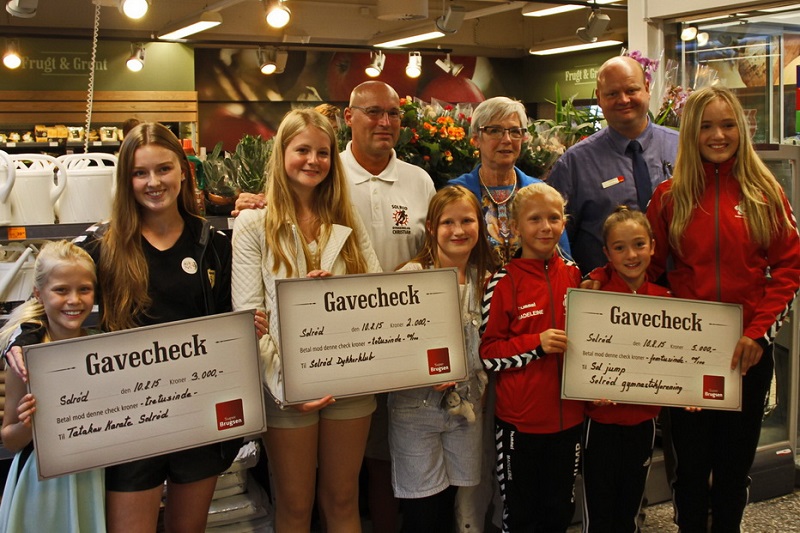 SuperBrugsen i Solrød delte 10.000 kr. ud til lokale foreninger