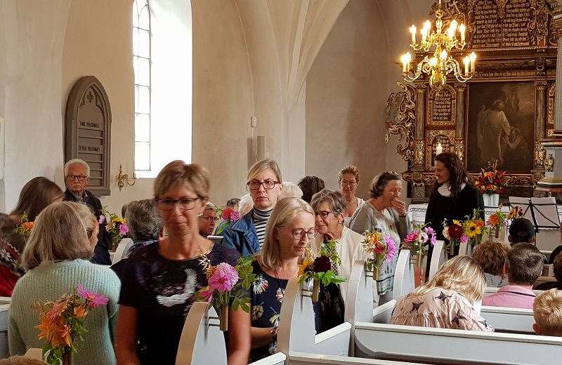 Festlig og musikalsk høstgudstjeneste