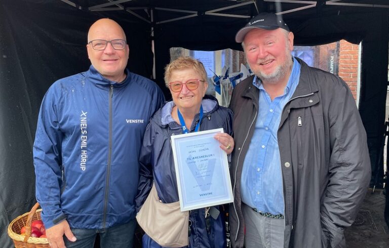 Naima Simring er nu æresmedlem af Venstre