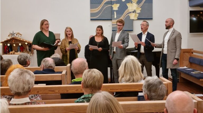 Syng med omkring flyglet lillejuleaften