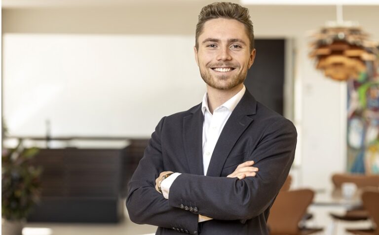 Den nye ejendomsmægler spiller på hjemmebane