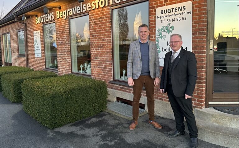 Med Houkjær Begravelse i ryggen kan den lokale bedemand mere