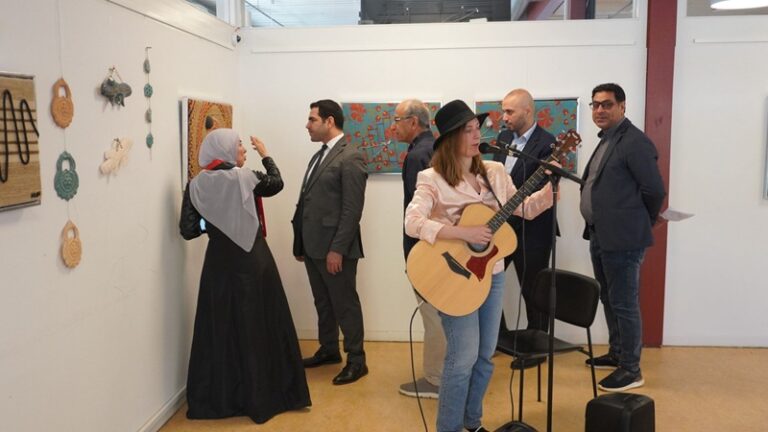 Fernisering af Huda Al-Kazwines kunstudstilling i Solrød Bibliotek og Kulturhus: En farverig aften med kunst, musik og mangfoldighed