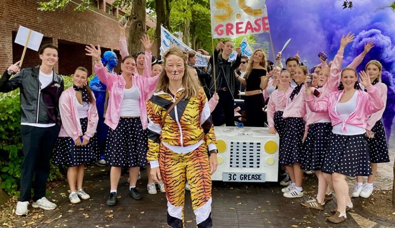 Rektors debut i farverigt optog